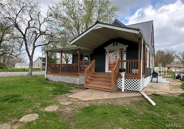 Photo 5 of Single Family Residence at 511 W Jackson Ave, Owensville, MO 65066 | MLS# MIS25022915 | | Sold on 2025-06-06
