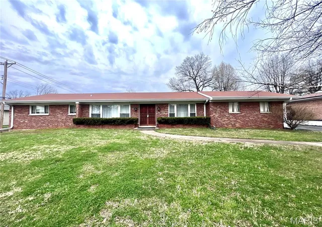 Single Family Residence at 1 Pricewoods Ln, Saint Louis, MO 63132 | MLS# MIS25022980 | | Sold on 2025-05-13