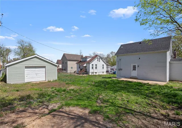 Photo 4 of Single Family Residence at 831 Wachtel Ave, Saint Louis, MO 63125 | MLS# MIS25023053 | | Sold on 2025-06-30