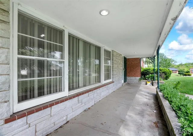 Photo 2 of Single Family Residence at 7 Biritz Dr, Saint Louis, MO 63137 | MLS# MIS25023056 | | Sold on 2025-06-20