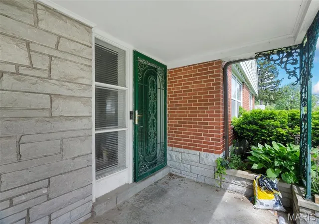 Photo 3 of Single Family Residence at 7 Biritz Dr, Saint Louis, MO 63137 | MLS# MIS25023056 | | Sold on 2025-06-20