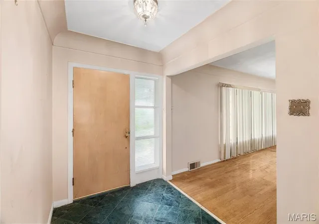 Photo 4 of Single Family Residence at 7 Biritz Dr, Saint Louis, MO 63137 | MLS# MIS25023056 | | Sold on 2025-06-20