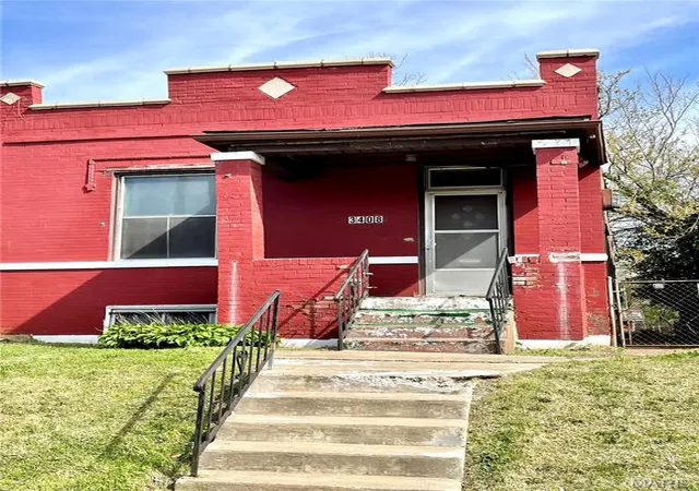 Photo 4 of Single Family Residence at 3408 Marcus Ave, Saint Louis, MO 63115 | MLS# MIS25023074 | | Sold on 2025-05-02