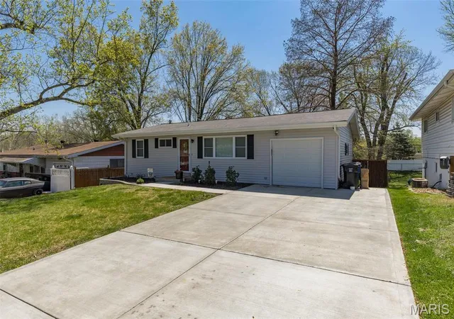 Photo 2 of Single Family Residence at 214 Martigney Dr, Saint Louis, MO 63129 | MLS# MIS25023090 | | Sold on 2025-05-21