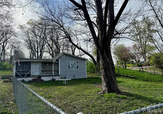 Photo 2 of Single Family Residence at 17 Labonte Dr, Saint Charles, MO 63304 | MLS# MIS25023111 |  | Sold on 2025-09-24