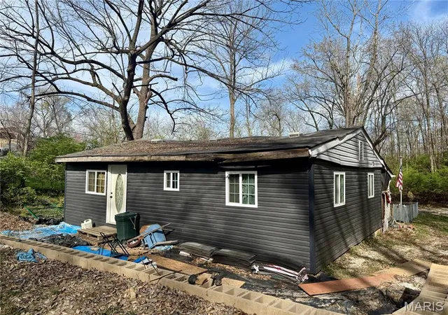 Photo 3 of Single Family Residence at 17 Labonte Dr, Saint Charles, MO 63304 | MLS# MIS25023111 |  | Sold on 2025-09-24