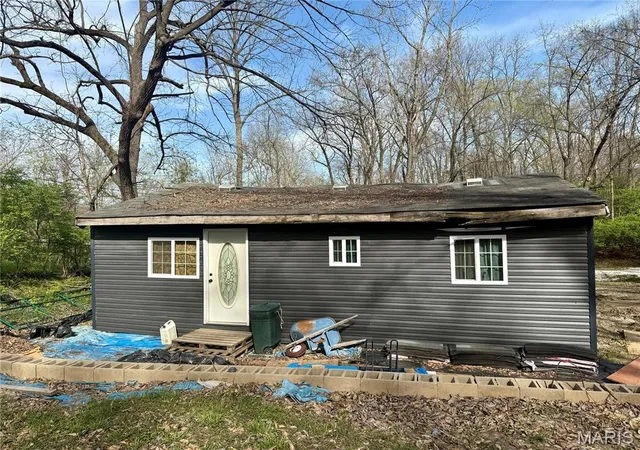 Photo 4 of Single Family Residence at 17 Labonte Dr, Saint Charles, MO 63304 | MLS# MIS25023111 |  | Sold on 2025-09-24