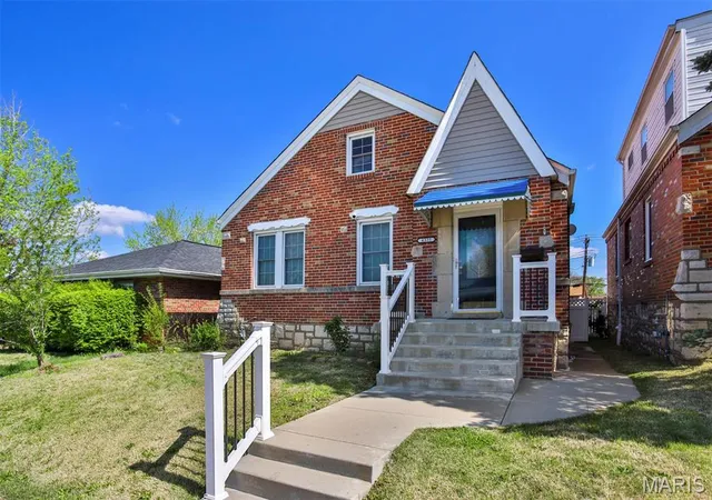 Photo 2 of Single Family Residence at 4335 Loughborough Ave, Saint Louis, MO 63116 | MLS# MIS25023115 | | Sold on 2025-05-07