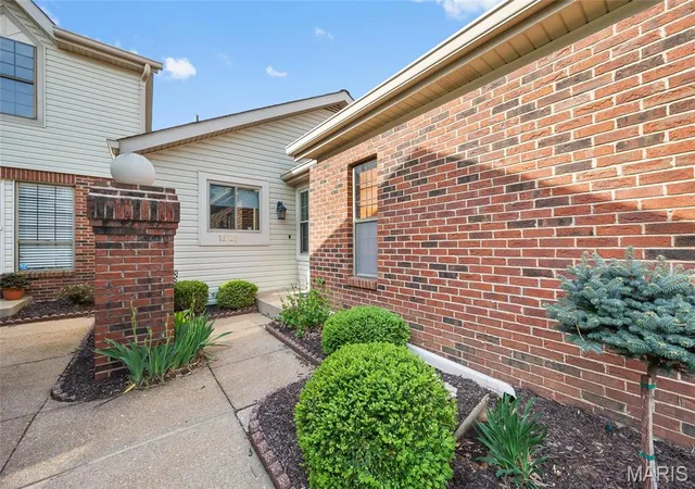 Photo 4 of Condominium at 13720 Minnette Ct, Saint Louis, MO 63128 | MLS# MIS25023136 |  | Sold on 2025-05-21