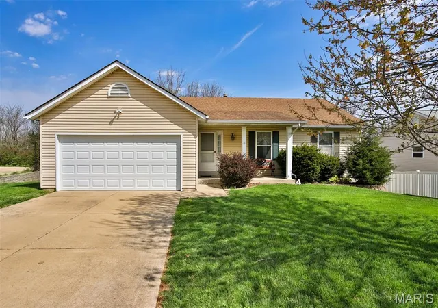 Single Family Residence at 4 Mouser Dr, Saint Charles, MO 63304 | MLS# MIS25023229 | | Sold on 2025-05-09
