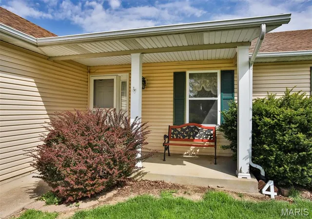 Photo 1 of Single Family Residence at 4 Mouser Dr, Saint Charles, MO 63304 | MLS# MIS25023229 | | Sold on 2025-05-09