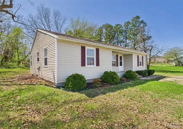 Photo 2 of Single Family Residence at 710 W Jefferson Ave, Conway, MO 65632 | MLS# MIS25023290 | | Sold on 2025-07-31