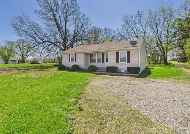 Photo 4 of Single Family Residence at 710 W Jefferson Ave, Conway, MO 65632 | MLS# MIS25023290 | | Sold on 2025-07-31