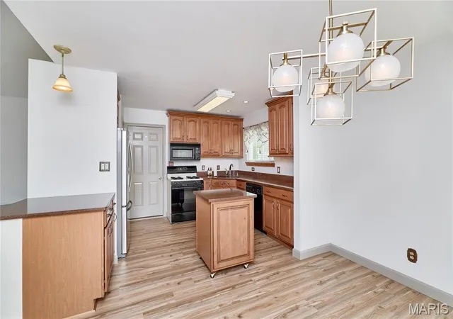 Photo 3 of Sale Pending at 331 Forest Grove Ct, Saint Peters, MO 63304 | MLS# MIS25023356 | Listing updated on 2025-12-22