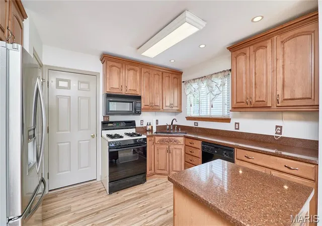 Photo 4 of Sale Pending at 331 Forest Grove Ct, Saint Peters, MO 63304 | MLS# MIS25023356 | Listing updated on 2025-12-22