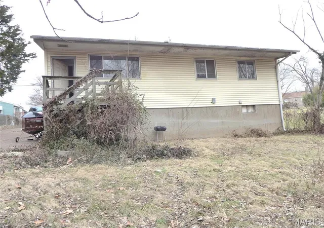 Photo 3 of Single Family Residence at 8922 Higginson Dr, Saint Louis, MO 63121 | MLS# MIS25023381 |  | Sold on 2025-05-07