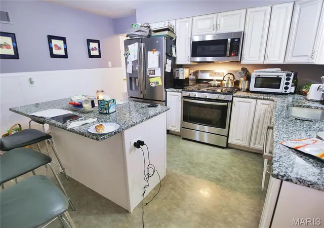 Photo 3 of Single Family Residence at 61 Dames Ct, Saint Louis, MO 63135 | MLS# MIS25023624 |  | Sold on 2025-06-23