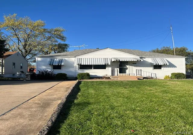 Photo 4 of Single Family Residence at 10341 Little Flower Ln, Saint Ann, MO 63074 | MLS# MIS25023639 | | Sold on 2025-06-20