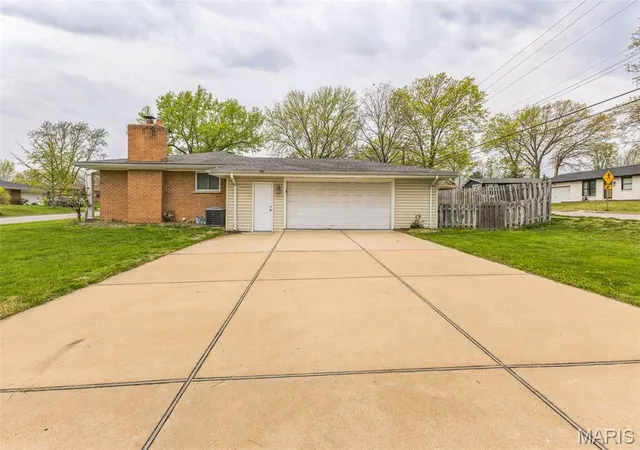 Photo 3 of Single Family Residence at 551 Larsen Ln, Saint Louis, MO 63126 | MLS# MIS25023659 | | Sold on 2025-06-04