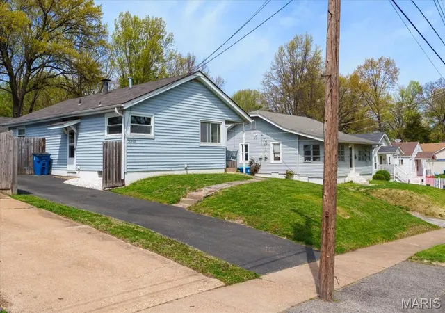 Photo 4 of Single Family Residence at 2213 Gaebler Ave, Saint Louis, MO 63114 | MLS# MIS25023667 | | Sold on 2025-05-29