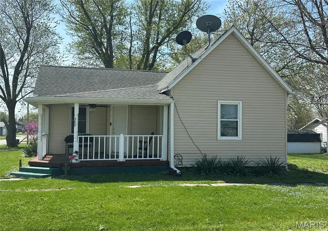 Photo 2 of Single Family Residence at 300 W 5Th, New London, MO 63459 | MLS# MIS25023854 | | Sold on 2025-06-11