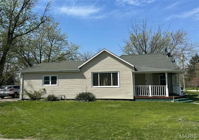 Photo 3 of Single Family Residence at 300 W 5Th, New London, MO 63459 | MLS# MIS25023854 | | Sold on 2025-06-11