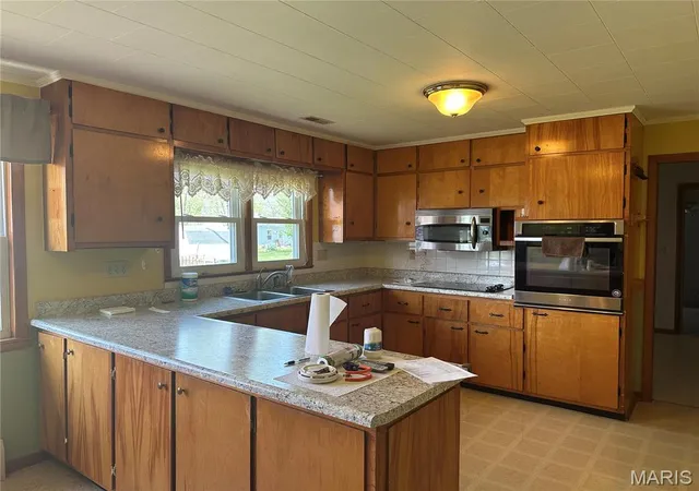 Photo 2 of Single Family Residence at 613 E Park St, Vandalia, MO 63382 | MLS# MIS25023867 | | Sold on 2025-04-16