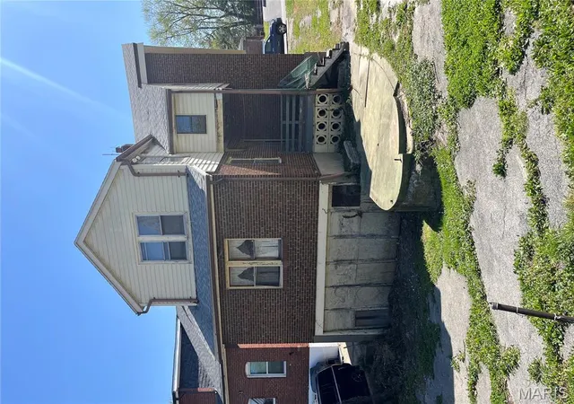 Photo 4 of Multi Family at 1509 Partridge Ave, Saint Louis, MO 63133 | MLS# MIS25023895 | | Sold on 2025-08-15