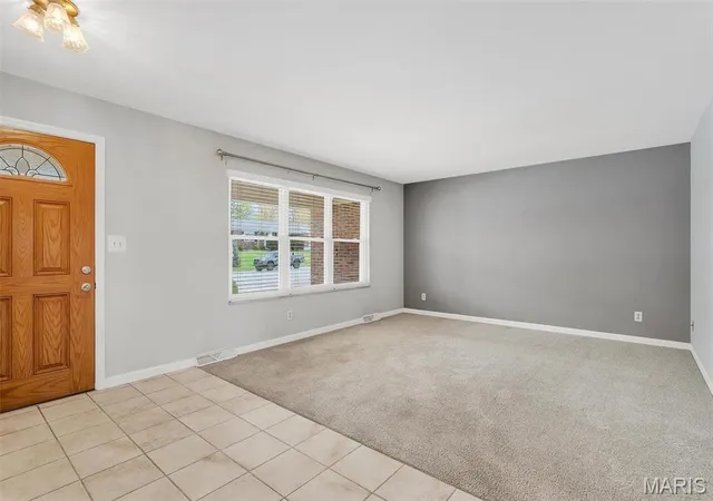 Photo 4 of Single Family Residence at 948 Quince Dr, Saint Charles, MO 63301 | MLS# MIS25023934 |  | Sold on 2025-05-22
