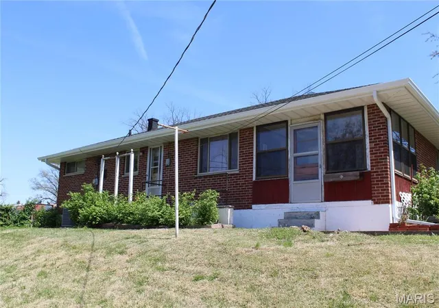 Photo 1 of Single Family Residence at 1927 Brassie Dr, Saint Louis, MO 63114 | MLS# MIS25023951 | | Sold on 2025-05-19