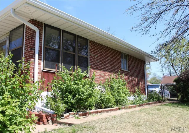 Photo 2 of Single Family Residence at 1927 Brassie Dr, Saint Louis, MO 63114 | MLS# MIS25023951 | | Sold on 2025-05-19