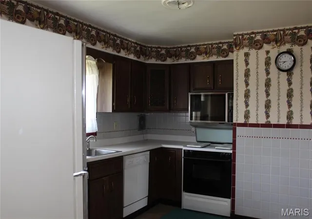 Photo 4 of Single Family Residence at 1927 Brassie Dr, Saint Louis, MO 63114 | MLS# MIS25023951 | | Sold on 2025-05-19