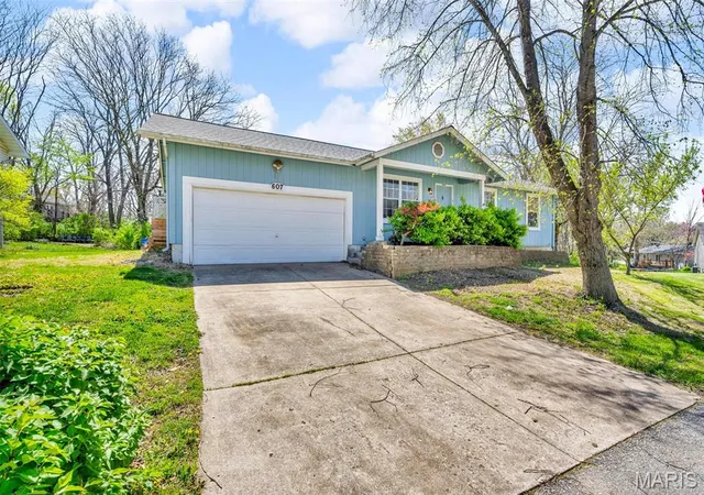 Single Family Residence at 607 Newport, Lake Saint Louis, MO 63367 | MLS# MIS25024350 | | Sold on 2025-05-22