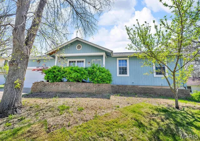 Photo 1 of Single Family Residence at 607 Newport, Lake Saint Louis, MO 63367 | MLS# MIS25024350 | | Sold on 2025-05-22