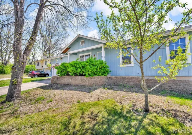Photo 2 of Single Family Residence at 607 Newport, Lake Saint Louis, MO 63367 | MLS# MIS25024350 | | Sold on 2025-05-22
