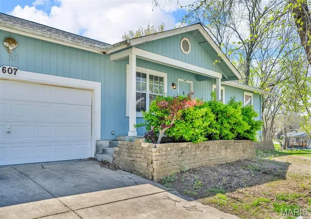 Photo 3 of Single Family Residence at 607 Newport, Lake Saint Louis, MO 63367 | MLS# MIS25024350 | | Sold on 2025-05-22