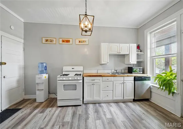 Photo 4 of Multi Family at 3922 Botanical Ave, Saint Louis, MO 63110 | MLS# MIS25024357 | | Sold on 2025-06-13