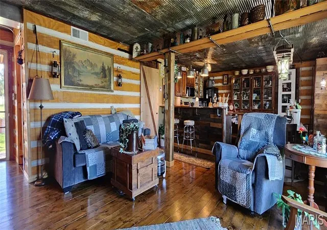 Photo 4 of Single Family Residence at 5672 Hawk Lake Dr, Fulton, MO 65251 | MLS# MIS25024373 | | Sold on 2025-05-23