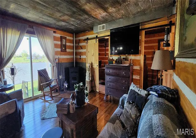 Photo 5 of Single Family Residence at 5672 Hawk Lake Dr, Fulton, MO 65251 | MLS# MIS25024373 | | Sold on 2025-05-23