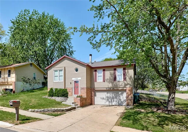Photo 1 of Single Family Residence at 156 Burning Leaf Dr, Saint Peters, MO 63376 | MLS# MIS25024419 | | Sold on 2025-06-26