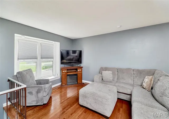 Photo 2 of Single Family Residence at 156 Burning Leaf Dr, Saint Peters, MO 63376 | MLS# MIS25024419 | | Sold on 2025-06-26