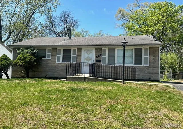 Photo 2 of Single Family Residence at 1831 Engelholm Ave, Saint Louis, MO 63133 | MLS# MIS25024674 | | Sold on 2025-05-30