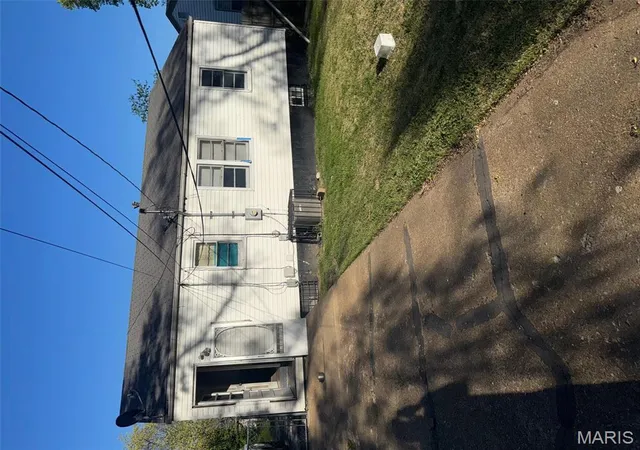 Photo 4 of Single Family Residence at 1831 Engelholm Ave, Saint Louis, MO 63133 | MLS# MIS25024674 | | Sold on 2025-05-30