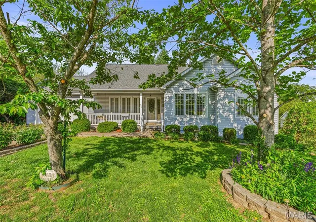 Photo 2 of Single Family Residence at 702 Oak St, Fredericktown, MO 63645 | MLS# MIS25024815 | | Sold on 2025-07-03