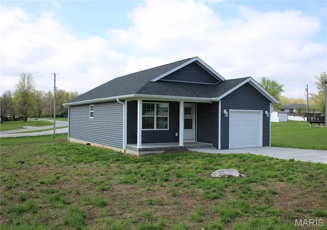 Photo 1 of Single Family Residence at 701 Lynn St, Paris, MO 65275 | MLS# MIS25024847 | | Sold on 2025-06-16