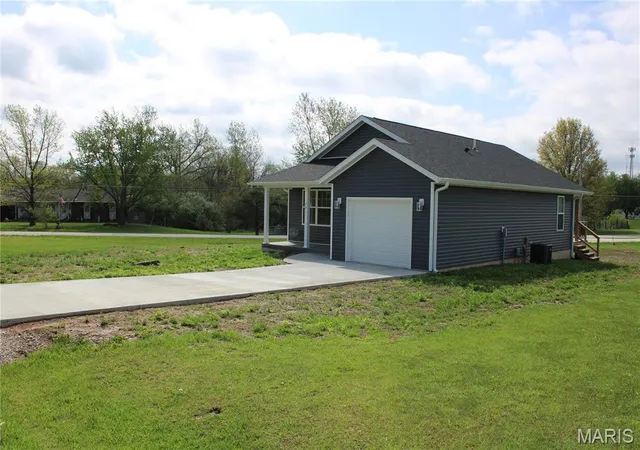 Photo 4 of Single Family Residence at 701 Lynn St, Paris, MO 65275 | MLS# MIS25024847 | | Sold on 2025-06-16