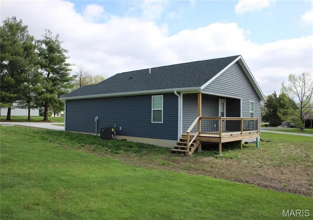Photo 5 of Single Family Residence at 701 Lynn St, Paris, MO 65275 | MLS# MIS25024847 | | Sold on 2025-06-16
