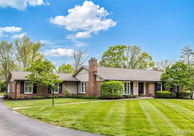 Photo 2 of Single Family Residence at 13 Outer Ladue Dr, Saint Louis, MO 63131 | MLS# MIS25024920 |  | Sold on 2025-05-30