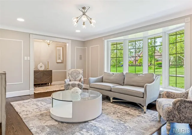 Photo 4 of Single Family Residence at 13 Outer Ladue Dr, Saint Louis, MO 63131 | MLS# MIS25024920 |  | Sold on 2025-05-30