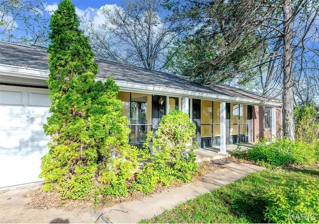 Photo 2 of Single Family Residence at 1239 Cheverly Ct, Saint Louis, MO 63146 | MLS# MIS25024988 | | Sold on 2025-06-10
